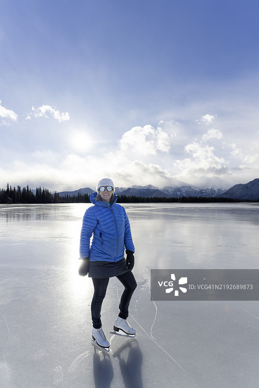 冰上芭蕾舞者在冰冻的池塘上表演肖像图片素材