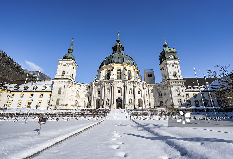 埃塔尔修道院,巴洛克风格的本笃会修道院,冬季雪中的内 courtyard,埃塔尔,上巴伐利亚,巴伐利亚,德国,欧洲图片素材