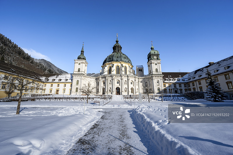 埃塔尔修道院，巴洛克风格的本笃会修道院，冬季雪中的内 courtyard，埃塔尔，上巴伐利亚，巴伐利亚，德国，欧洲图片素材