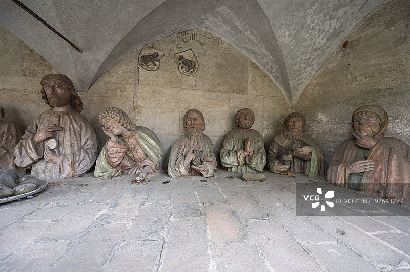 最后的晚餐的具象描绘细节,耶稣与他的十二个门徒,位于德国巴伐利亚丁克尔斯比尔东侧合唱团的晚期哥特式圣乔治教堂外部小 chapel。图片素材