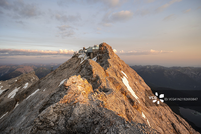 日出时的扎克峰铁路、朱比利乌姆山脊，位于德国巴伐利亚的韦特施泰因山脉的扎克峰顶。图片素材
