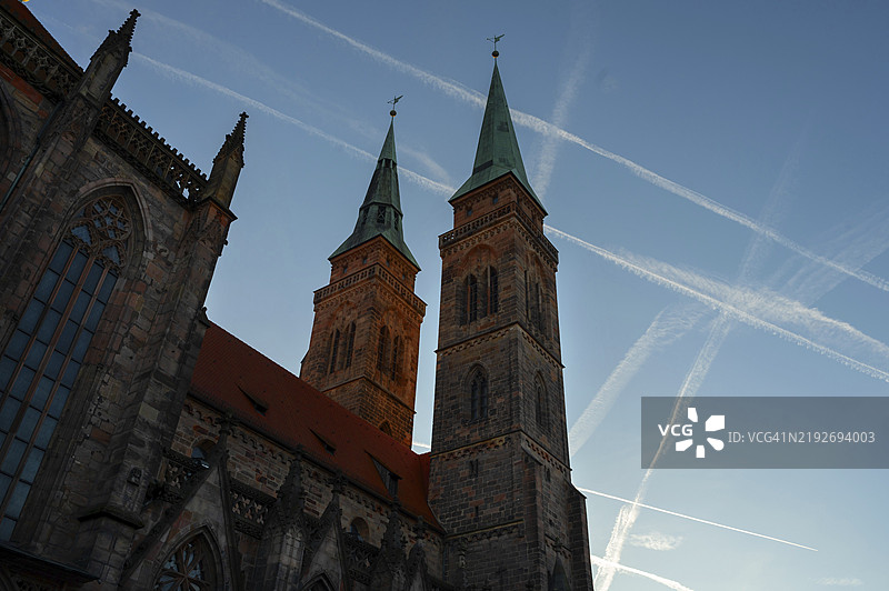 纽伦堡圣塞巴尔德教堂的塔楼在傍晚的光线下,位于德国巴伐利亚中法兰克尼亚。图片素材