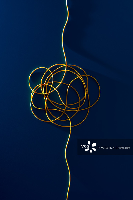 蓝色背景上的黄色绳索缠结成结图片素材