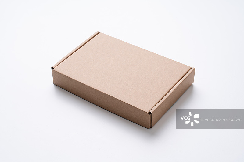 白色背景上的棕色纸箱图片素材