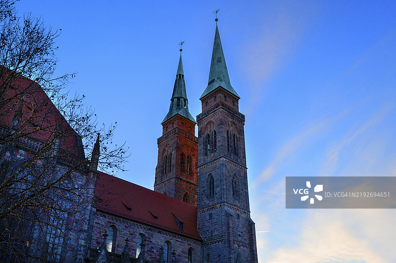 纽伦堡的圣塞巴尔德教堂在黄昏的光线下,位于德国巴伐利亚的中法兰克尼亚,欧洲图片素材