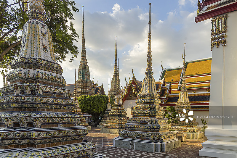 卧佛寺是曼谷最古老的佛教寺庙，位于大皇宫附近。曼谷，泰国，亚洲图片素材