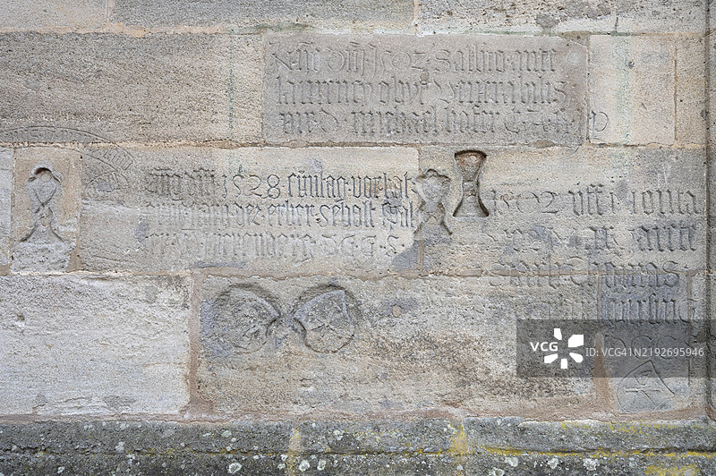 德国巴伐利亚丁克尔斯比尔圣乔治早期哥特式大厅教堂东合唱团的建筑铭文及日期图片素材