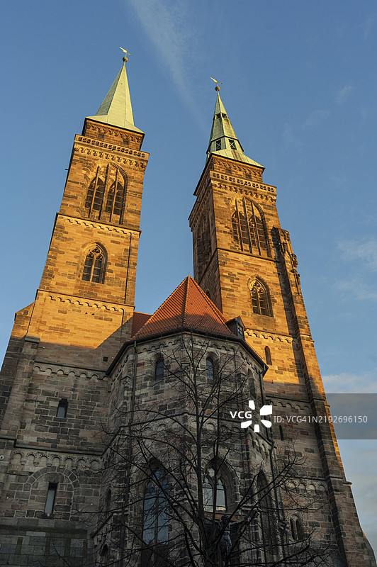 纽伦堡圣塞巴尔德教堂的塔楼在夕阳下,位于德国巴伐利亚中法兰克尼亚。图片素材