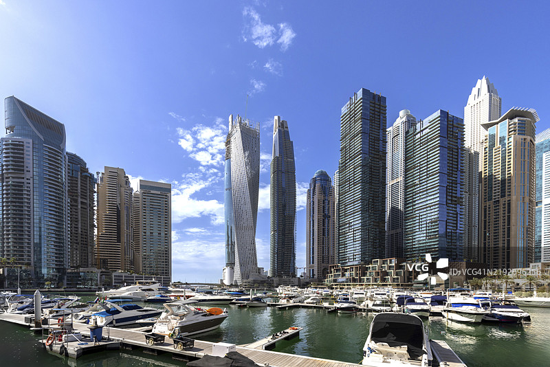 迪拜码头，现代奢华与高层建筑的迷人海滨天际线图片素材