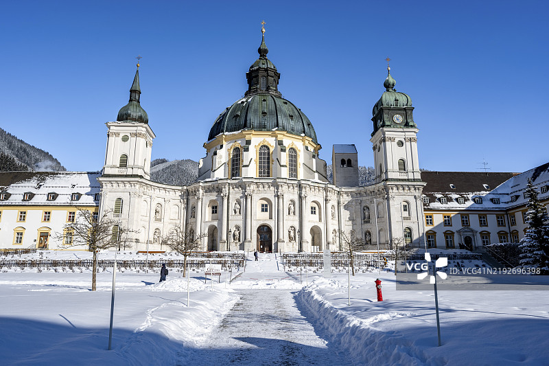 埃塔尔修道院,巴洛克风格的本笃会修道院,冬季雪中的内 courtyard,埃塔尔,上巴伐利亚,巴伐利亚,德国,欧洲图片素材