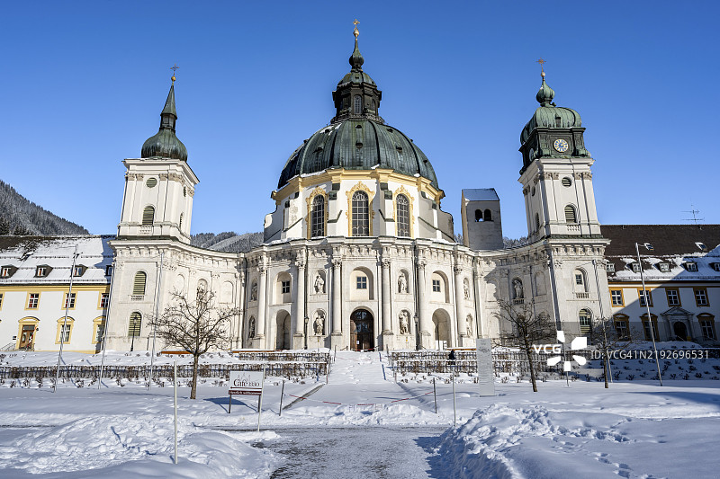 埃塔尔修道院,巴洛克风格的本笃会修道院,冬季雪中的内 courtyard,埃塔尔,上巴伐利亚,巴伐利亚,德国,欧洲图片素材