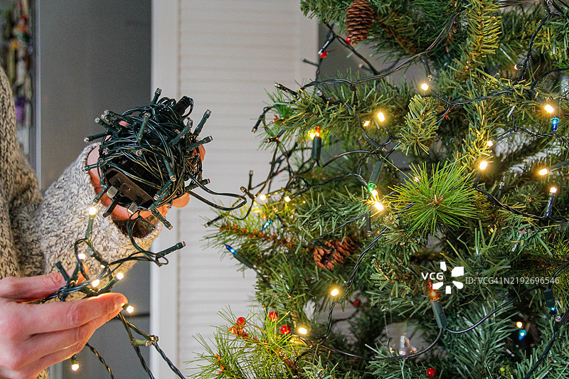 缠绕在一起的圣诞灯饰图片素材