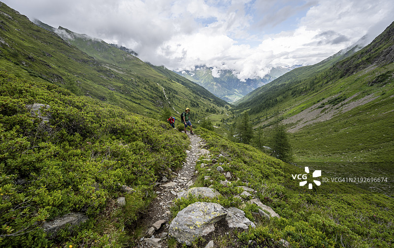 在奥地利东蒂罗尔的拉索尔林格山脉，穆利茨塔尔的徒步小径上，一名登山者正在攀登从维尔根塔尔到拉索尔林小屋的路线。图片素材