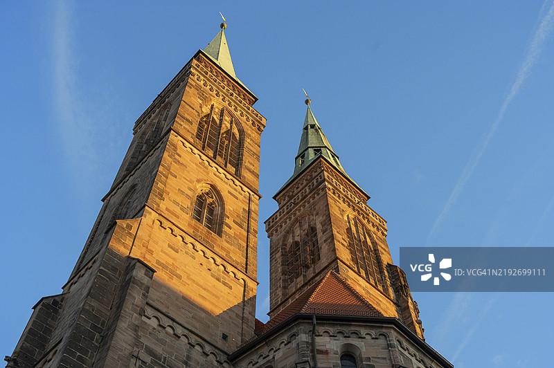 纽伦堡圣塞巴尔德教堂的塔楼在夕阳下,位于德国巴伐利亚中法兰克尼亚。图片素材