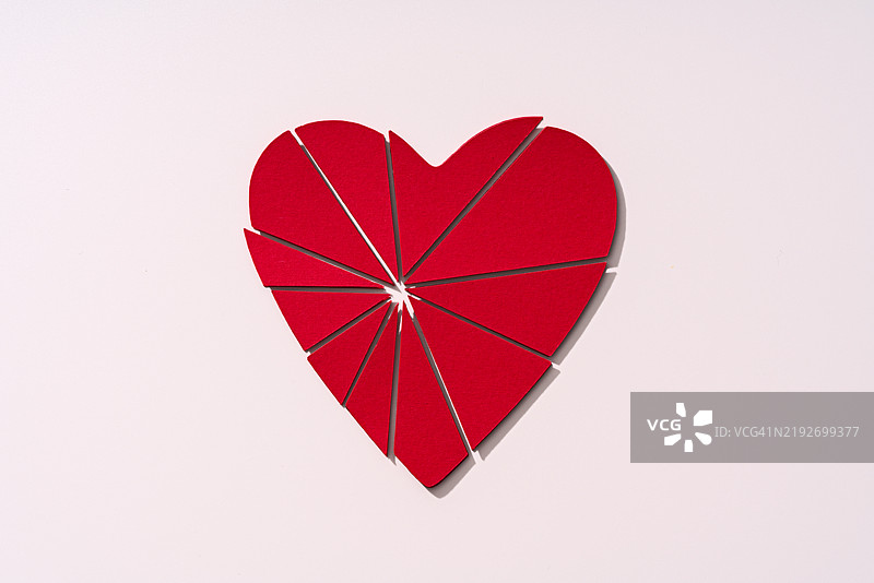 破裂的红心，纸艺制作图片素材