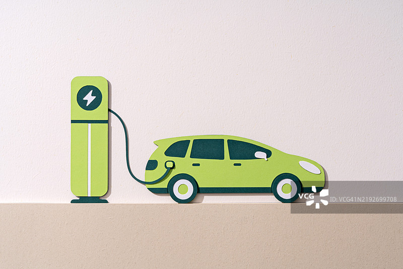 绿色电动车，电动汽车充电站纸艺模型图片素材