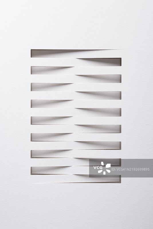 White Paper Cut Into Parallel Rows图片素材
