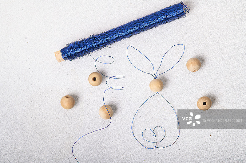 用蓝色铁丝和木珠制作的兔子图片素材