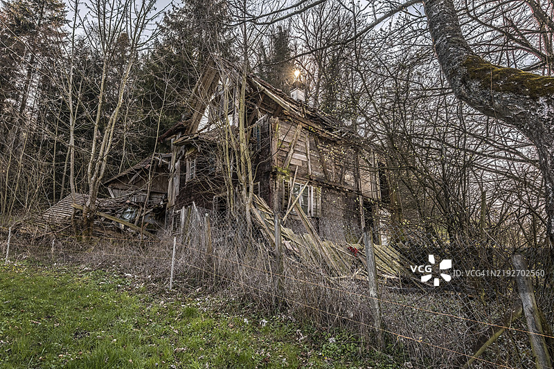 瑞士卢塞恩克里恩斯一座已经无人居住数十年的300年历史农舍的外观，现已被拆除。图片素材