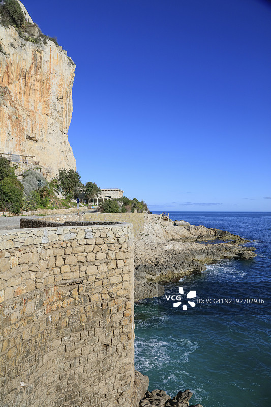 巴尔齐·罗西的石灰岩悬崖,洞穴中发现了史前人类居住的痕迹,格里马尔迪,文蒂米利亚,利古里亚,意大利,地中海,欧洲图片素材