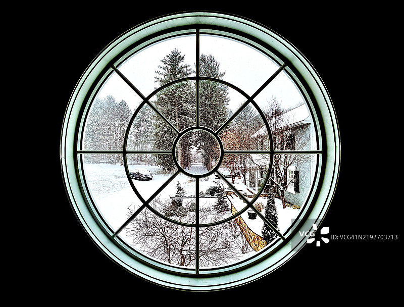 通过德拉瓦州查兹福德的圆形窗户看到的雪景图片素材