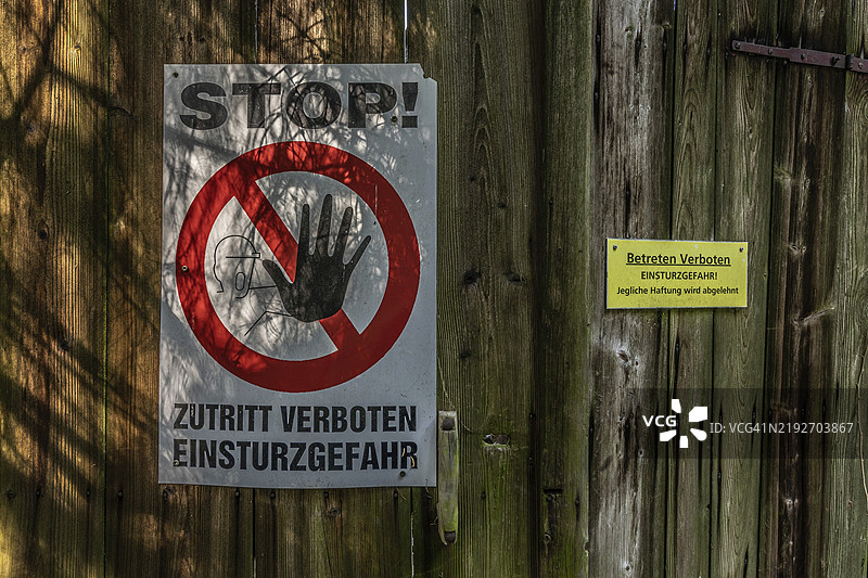 白色标志:停止!禁止入内 - 有倒塌危险。在一个失落的地方,几十年来无人居住,约300年的农舍已被拆除,瑞士卢塞恩的克里恩斯,欧洲图片素材