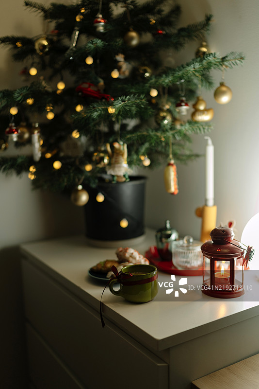 桌子上的圣诞装饰特写图片素材