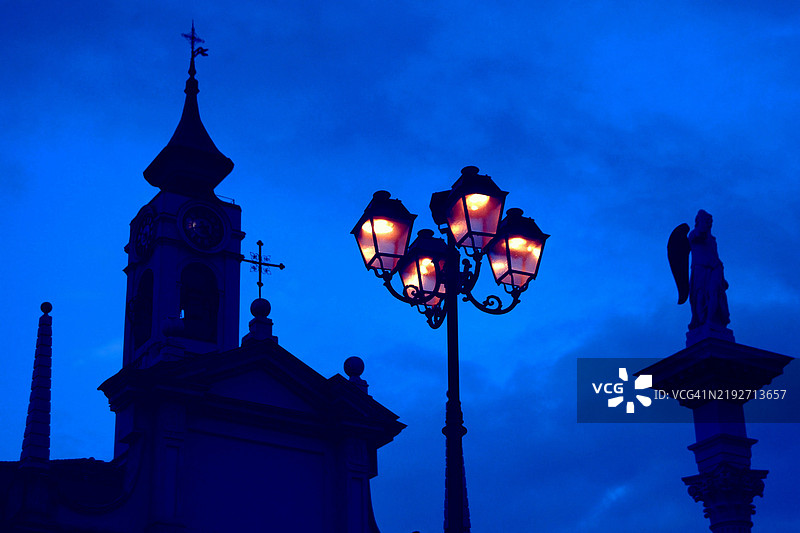 低角度视图的街灯在天空中发光，意大利皮埃蒙特州的维纳里亚·雷阿莱图片素材