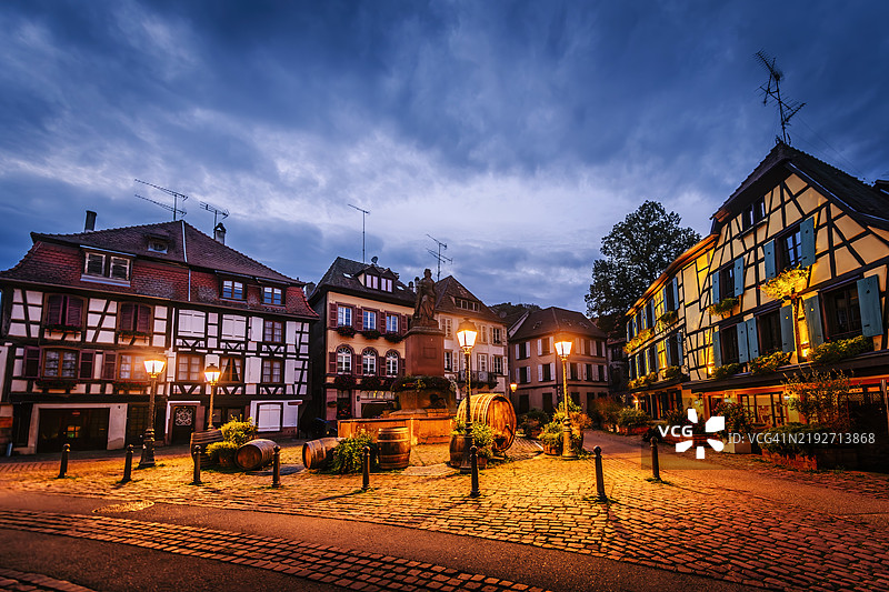 夜晚城市建筑的景观图片素材