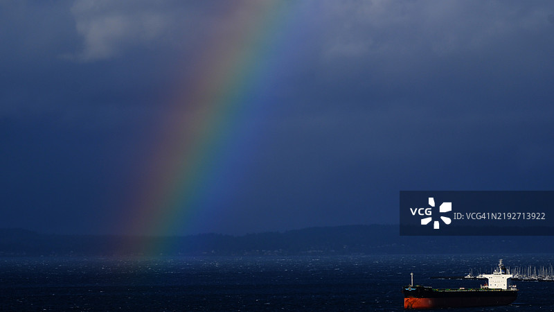 西雅图，华盛顿州，美国的天空中彩虹的美丽景色图片素材