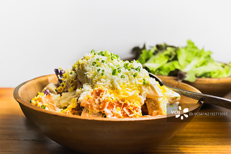 自制土豆沙拉放在木碗中，置于木桌上图片素材