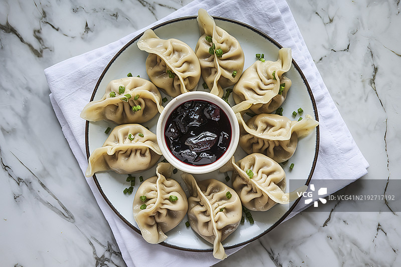 一盘美味的饺子配樱桃果酱图片素材