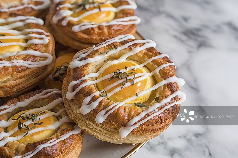 一张特写照片，展示了中间有蛋黄馅的糕点。图片素材