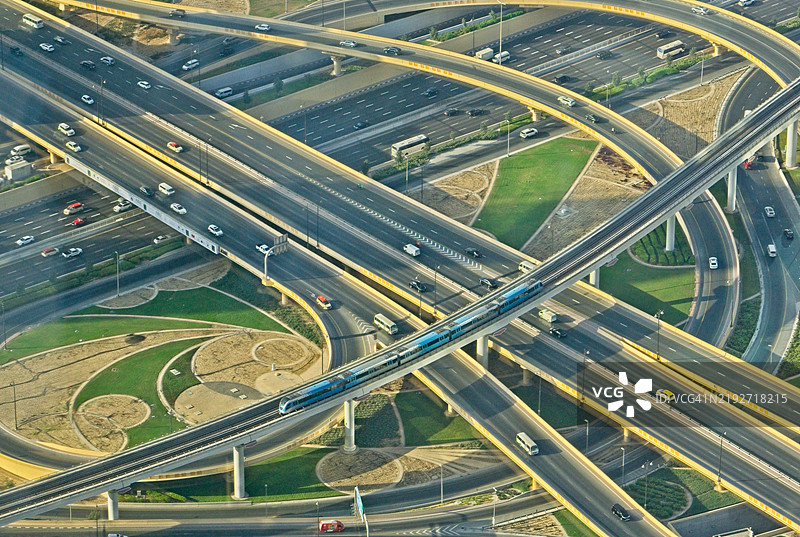 高速公路上交通的鸟瞰图图片素材