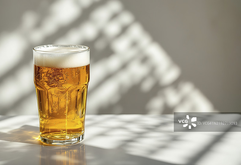 两杯啤酒在白色背景上图片素材