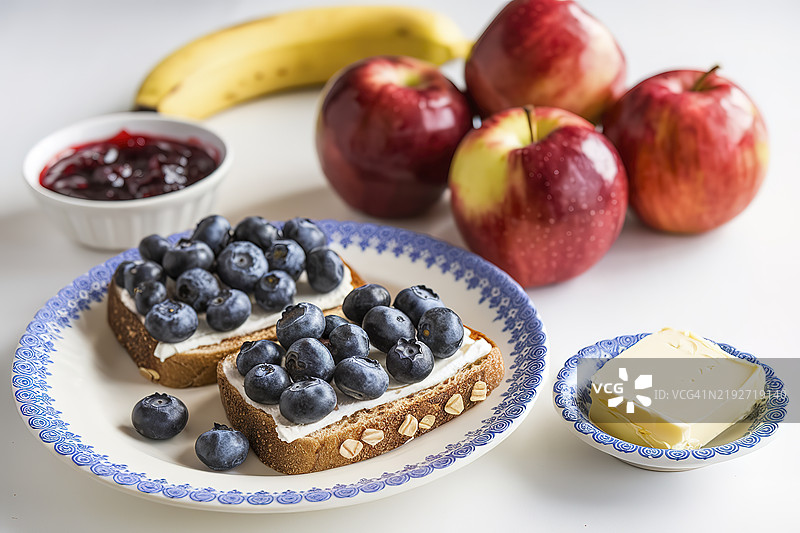 一张白色盘子上放着两片烤面包的照片图片素材