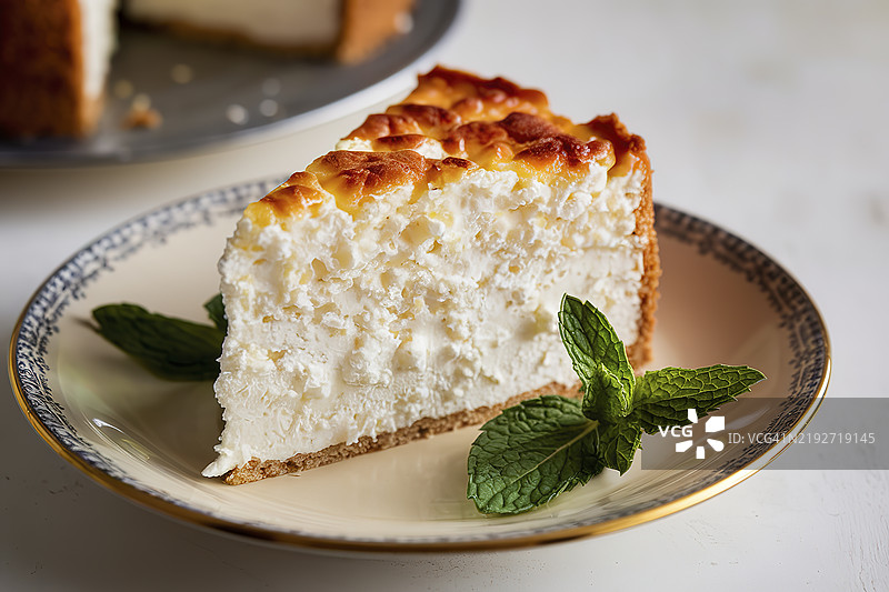 一片放在盘子上的农家奶酪蛋糕图片素材