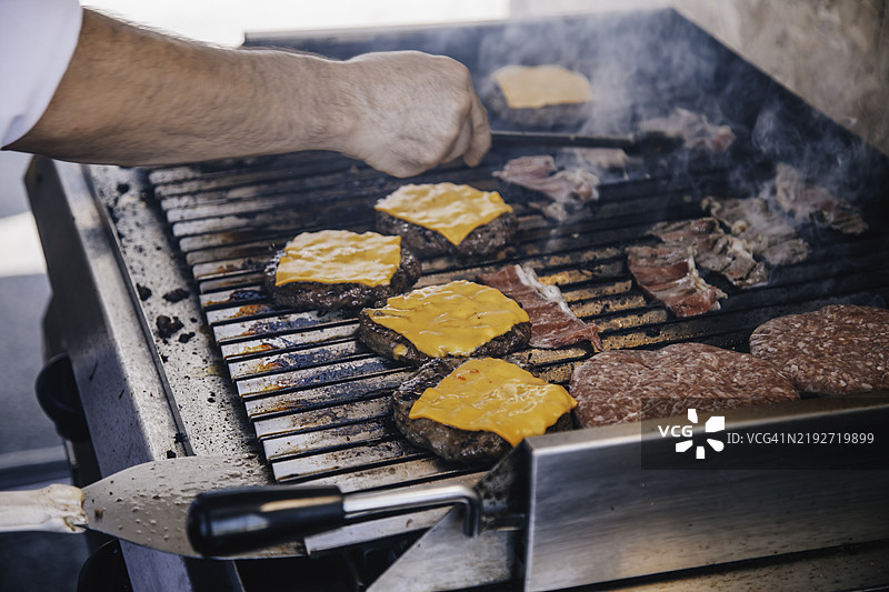 在炙热的火焰烤架上手工制作汉堡图片素材