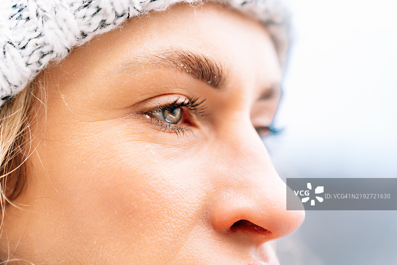 冬季特写镜头下的女性面孔，展现出她快乐的表情图片素材