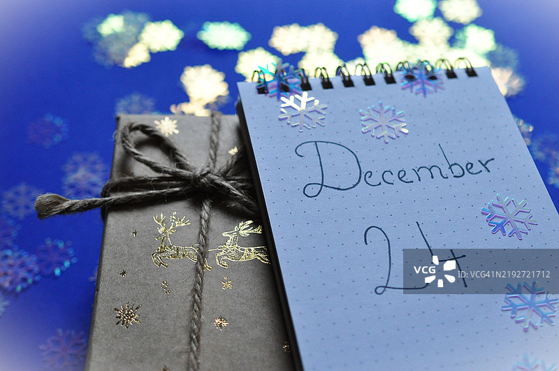 圣诞礼物旁边的日历上的12月24日图片素材