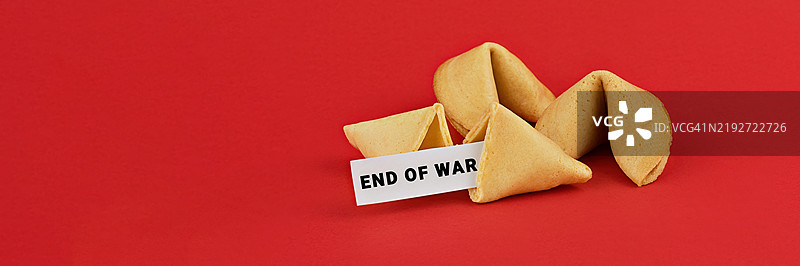红色背景上的幸运饼干，带有结束战争的信息和文字图片素材