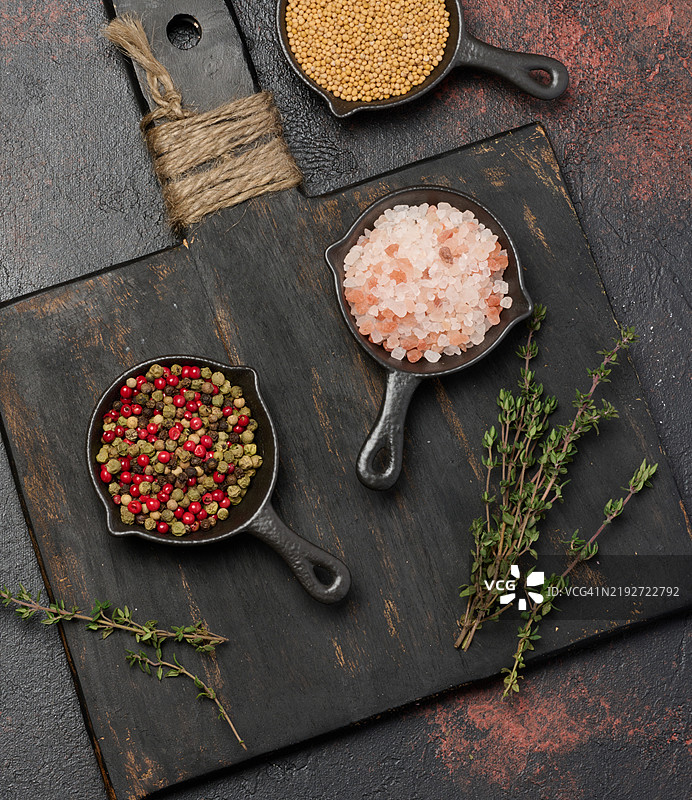 厨房桌上的喜马拉雅盐、胡椒粒和芥菜种子，俯视图图片素材