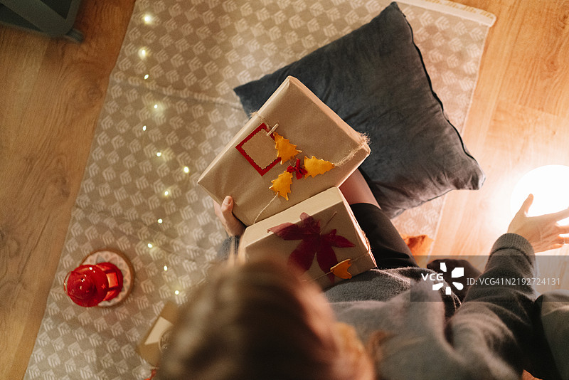 女人在床上拆圣诞礼物图片素材