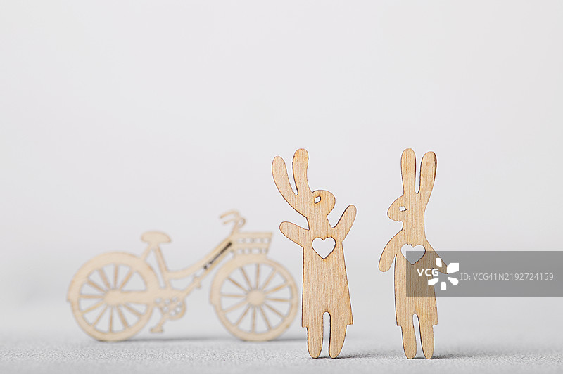 带有心形和自行车装饰的木制兔子雕像图片素材