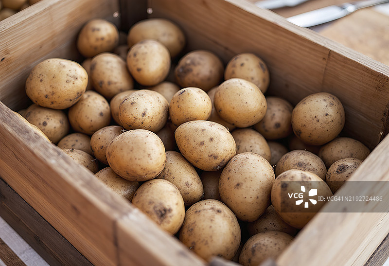新鲜土豆放在木箱里图片素材