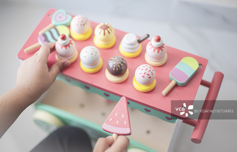 高角度视图的女孩在家中玩玩具图片素材