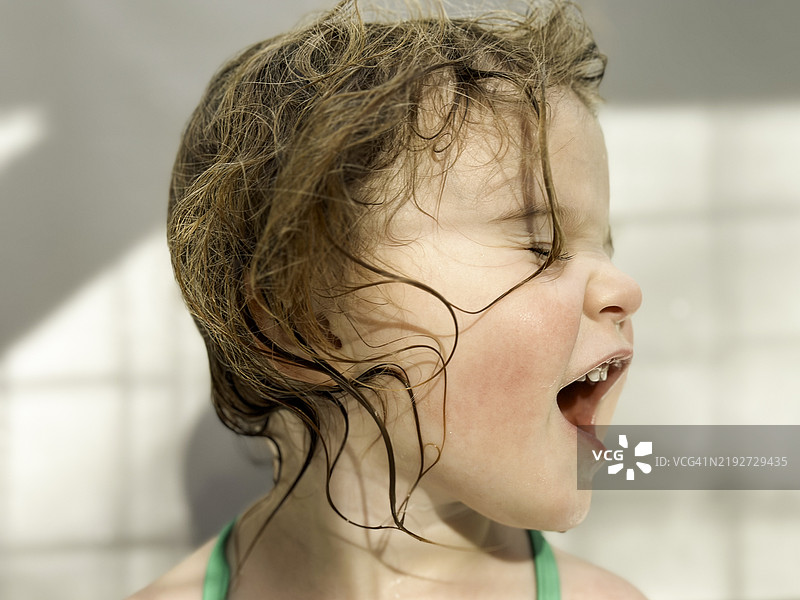 户外热水浴缸里的小女孩图片素材