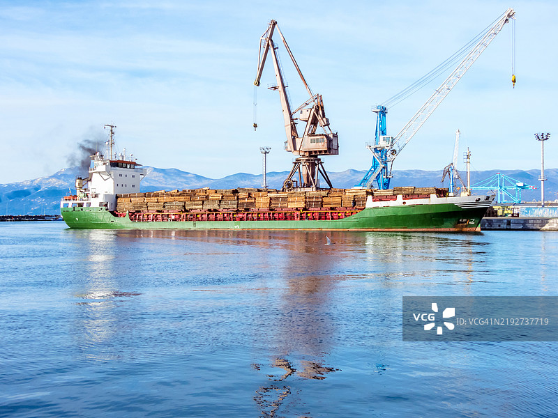 里耶卡港口的集装箱码头上的货船图片素材