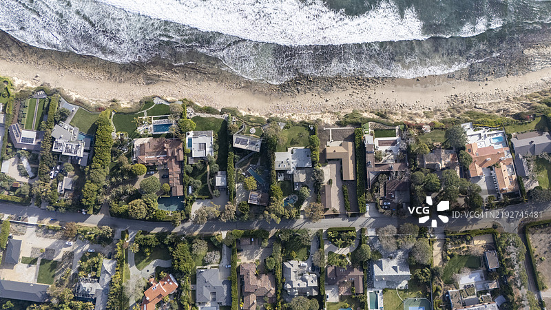 俯瞰马里布海岸线的海滨住宅图片素材