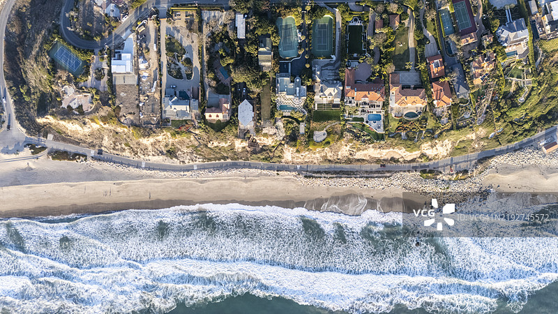 俯瞰马里布海岸线的海滨住宅图片素材
